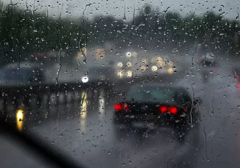 Ploi torențiale, grindină și vijelii în mai multe regiuni din România: harta județelor vizate de avertizările meteo ANM de cod galben