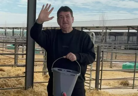 Gabriel Oprea a investit 5.000.000 de euro într-o fermă de vaci Angus și s-a fotografiat când dădea lapte unui vițel