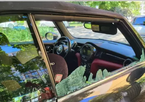 10 mașini, distruse de un tânăr scăpat de la psihiatrie, la Budapesta: „Cumpărasem un Mini Cooper de o săptămână. Audiul e varză”