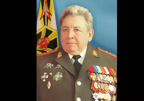 Un general de top rus a fost găsit mort în bucătăria apartamentului său, cu un pistol alături