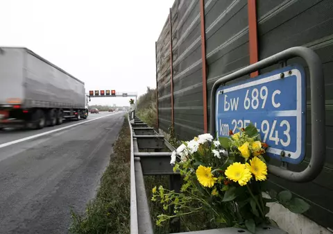Doi șoferi au murit în același camion, zdrobit de un pod de pe autostradă, în Germania