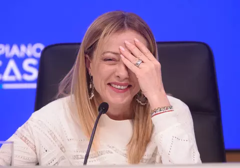 O fotografie controversată cu Giorgia Meloni, realizată cu AI, a devenit virală: „Cine a creat-o m-a îmbunătățit considerabil”