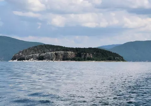 Insula șerpilor din inima Balcanilor, un paradis sălbatic devenit destinație de top pentru europeni