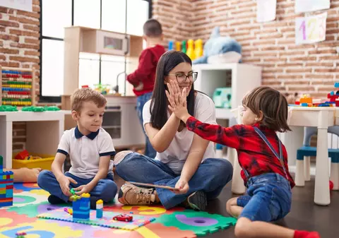 Val de angajări în educație: peste 850 de posturi aprobate de Guvern pentru creșele noi. Ce se întâmplă cu salariile