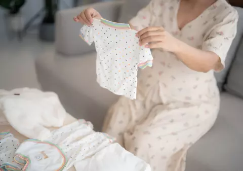 Părinții din România pot închiria haine pentru bebeluși și copii mici. Cât costă un abonament lunar pentru care primești cinci articole