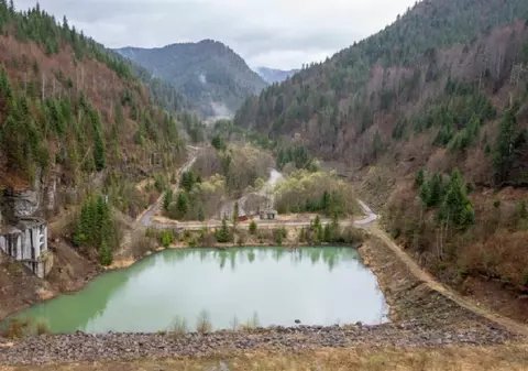 Hidrocentrala Răstolița, blocată de Înalta Curte în urma sesizărilor ONG-urilor de mediu. Se oprește defrișarea a 37,5 hectare din Munții Călimani