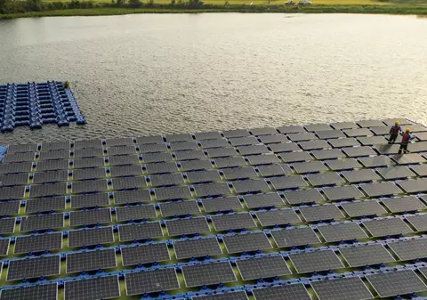 Hidroelectrica investește în cinci parcuri fotovoltaice plutitoare pe Oltul Inferior, cu o putere totală de 90 MW și 800 MWh stocare în baterii