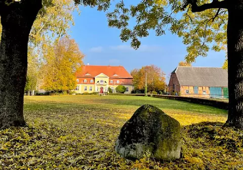 Doi pensionari au cumpărat în Germania un conac vechi de 250 de ani, l-au renovat și acum vând afacerea cu 1.550.000 de euro