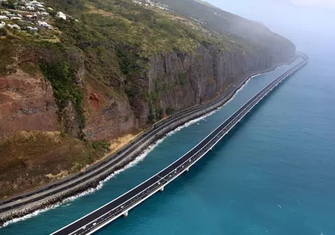 Cel mai scump drum din lume costă 200.000.000 de euro fiecare kilometru și este construit deasupra oceanului, ca să nu fie lovit de valuri uriașe de 20 de metri