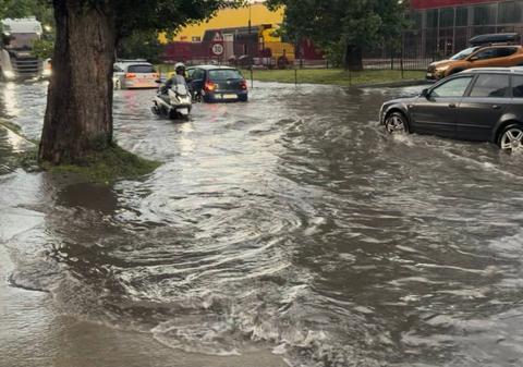 Un bărbat a ieșit la plimbare cu un caiac în Chiajna, după furtuna de vineri. Bucureștiul, sub apă din cauza canalizărilor