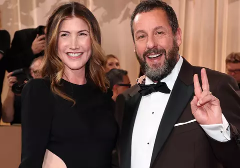 Imagini controversate cu Adam Sandler apariția de la premiera filmului soției sale. Ținuta care a împărțit internetul în două