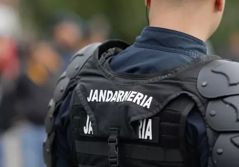 Un bărbat prins cu droguri asupra lui în Mamaia a încercat să scape folosind o borsetă. Ce era în ea și cum au reacționat jandarmii