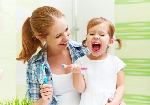 7 metode prin care spălatul pe dinți devine o joacă pentru copii