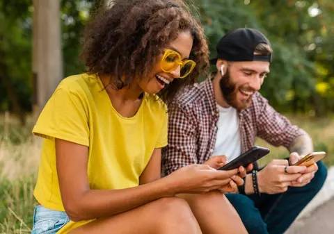 eSIM vs cartela prepay: ce e mai ieftin și mai simplu când pleci în vacanță