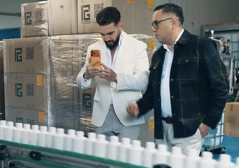 În culisele „Fără Sense”: Dorian Popa a creat panică într-o fabrică de săpun din România! Angajații au crezut că se vinde firma când s-au trezit cu el în fabrică