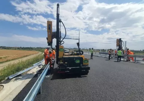 Pe Drumul Expres Galați - Brăila au apărut tasări înainte de inaugurare, deși nu s-a circulat deloc pe el