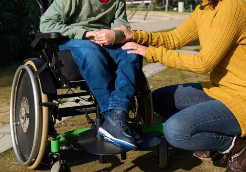 Bani mai mulți pentru copiii cu dizabilități și familiile cu venituri mici. Cine primește până la 900 de lei din luna mai 2026
