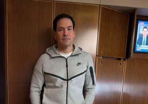 Marco Rubio s-a fotografiat în timpul călătoriei spre China într-un trening identic cu cel purtat de Nicolas Maduro în momentul capturării sale