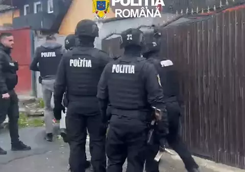 O femeie de 40 de ani conducea „clanul cămătarilor” din Brașov, destructurat de mascați