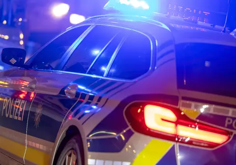 Polițiști aplaudați la scenă deschisă după ce au arestat un bărbat în centrul unui oraș din Germania: „N-am mai pățit așa ceva”