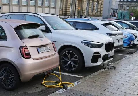Mașinile hibride și jurnaliștii, fără parcare gratuită în București din 1 Mai, prin decizia primarului Ciucu. Mașinile electrice mai au gratuitate până în decembrie 2027