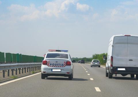 Un șofer urmărit pentru furt și conducere fără permis, prins de polițiști după o cursa ca-n filme pe A2