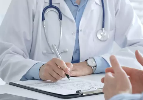 Prima zi de concediu medical va fi din nou plătită pentru bolnavii cronici și oncologici: „Am eliminat o mare nedreptate”