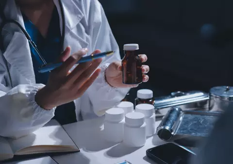 Un medic anestezist s-ar fi drogat cu morfină și alte substanțe furate din farmacia spitalului în care lucra. E acuzat că ar fi făcut asta și în timpul operațiilor