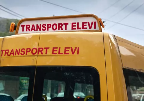 Amendă de 6.000 de lei pentru un șofer de microbuz școlar din Dâmbovița, care transporta 31 de copii pe 16 locuri