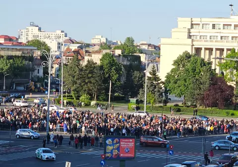 Miting în Piața Victoriei pentru susținerea lui Ilie Bolojan, înaintea moțiunii de cenzură: „AUR și PSD, aceeași mizerie”