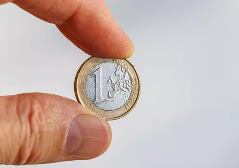 Ai acasă monede de 1 euro? Unele dintre ele pot valora până la 500 de euro, dacă au acest detaliu