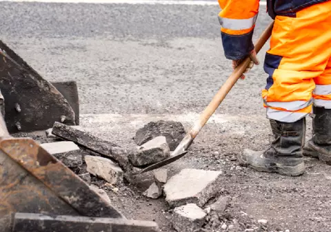 Doi muncitori s-au luat la bătaie din cauza modului în care se asfalta un drum din Germania: L-a împins în asfaltul fierbinte