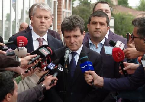 Nicușor Dan, huiduit la Galați, în fața blocului lovit de drona rusească: „De această situație este responsabilă Rusia”