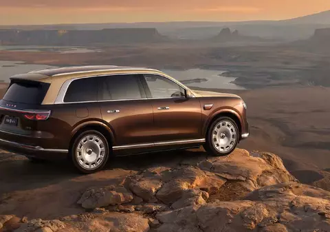 Chinezii se calcă în picioare pentru un SUV lansat de Huawei la 63.000 de euro. Modelul a primit 50.000 de precomenzi