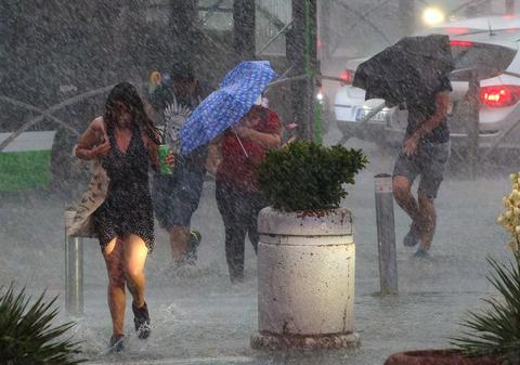 Regiunile din România unde urmează o lună de vreme instabilă și precipitații. Prognoza meteo ANM în iunie 2026