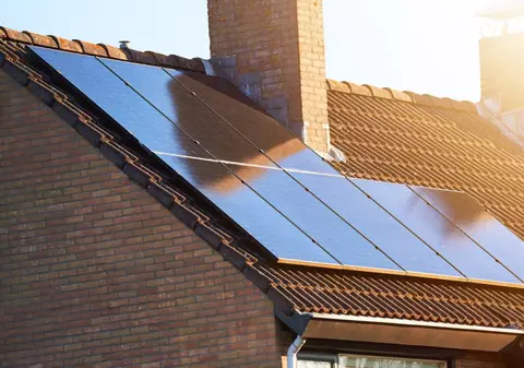 O primărie din România oferă gratuit panouri fotovoltaice, baterii și pompe de căldură. Cine poate primi ajutorul