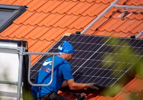 Programul Rabla 2026 finanțează doar mașinile produse în Europa și bateriile. Panourile fotovoltaice, tăiate de pe listă