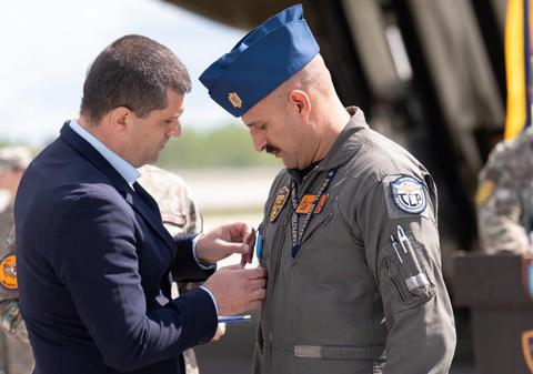 Pilotul român de F-16 care a doborât o dronă în Estonia, decorat de Radu Miruță și conducerea MApN: „În spatele acelui moment au stat ani de pregătire”