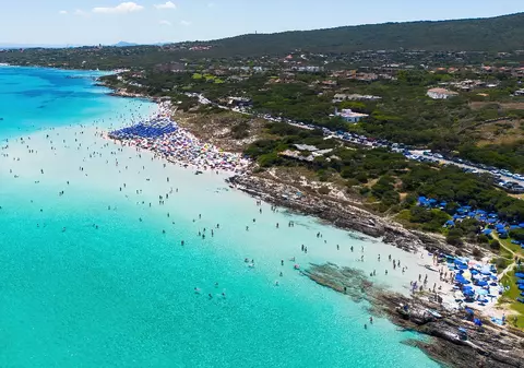 O turistă a fost reținută și amendată pentru că a vrut să ia acasă nisip și scoici din Sardinia
