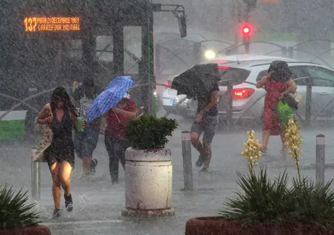 Prognoza meteo AccuWeather pe 7 zile: val de ploi, furtuni și răcire bruscă în România. De duminică, vremea se strică în toată țara