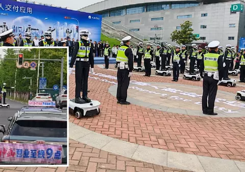 Primii 110 agenți rutieri roboți umanoizi au fost livrați Poliției și dirijează circulația în intersecții, într-un oraș chinez cu peste trei milioane de locuitori