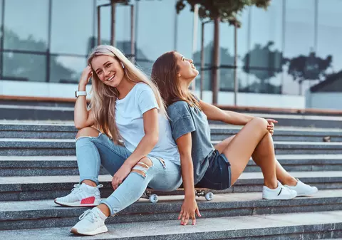 Vara aceasta se poartă confortul cool: sneakersii care transformă orice ținută într-un statement urban