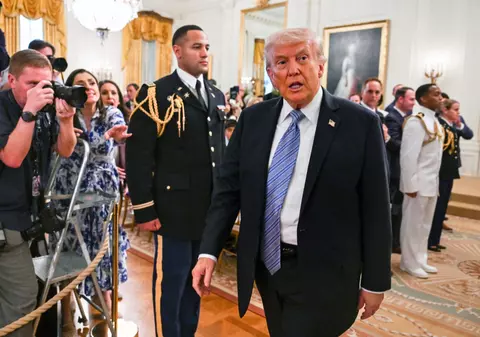 Donald Trump suspendă operațiunea de escortare a navelor din Strâmtoarea Ormuz după doar o zi pentru a ajunge la un acord cu Iranul