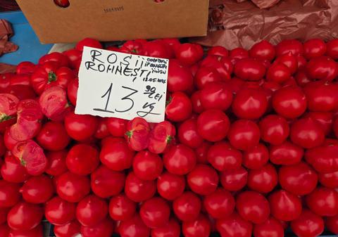 Controale masive în supermarketuri după ce legume și fructe de import au fost vândute ca fiind românești: Pepeni de Dăbuleni, tomate de Olt sau castraveți de Matca