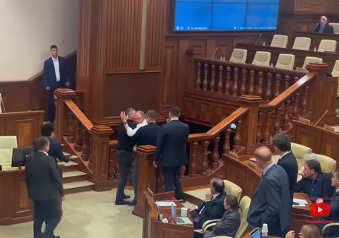 Îmbrânceli și huiduieli în Parlamentul Republicii Moldova, unde primarul Chişinăului, Ion Ceban, a fost scos cu forţa din sală