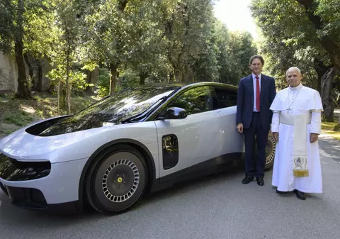 Papa Leon al XIV-lea a testat modelul Ferrari complet electric: „Este primul cu patru uși?”