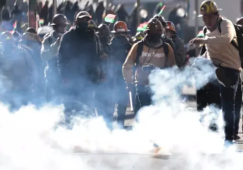 Proteste sângeroase în Bolivia, după o inflație record de 14%. Minerii și fermierii au atacat polițiștii și cer demisia președintelui Rodrigo Paz