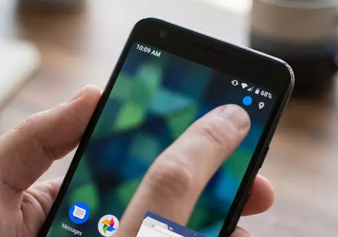 Ce înseamnă, de fapt, punctul albastru de pe ecranul telefonului tău Android. Detaliul pe care Google l-a schimbat
