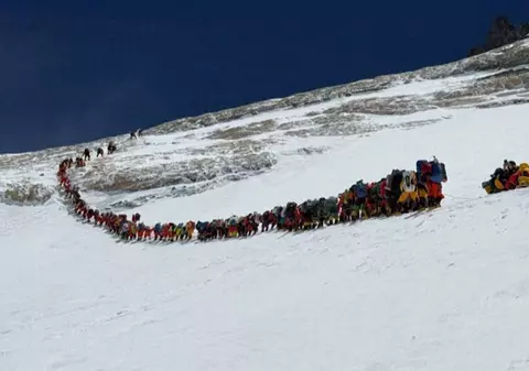 Aglomerație istorică pe Everest: 274 de alpiniști au ajuns pe vârf într-o singură zi, după săptămâni de blocaj