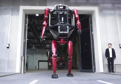 Chinezii vând cu 500.000 de euro primul robot pilotabil din lume: are aproape 3 metri, se transformă din mers și dărâmă ziduri